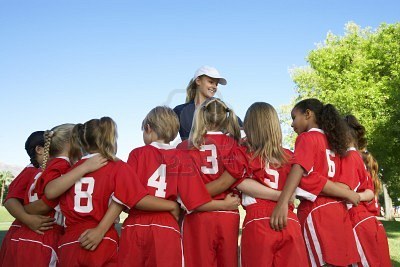 20111001205302-3812540-grupo-de-ni-os-jugadores-de-f-tbol-que-abarca-de-pie-delante-de-entrenador-habida-cuenta-atr-s.jpg